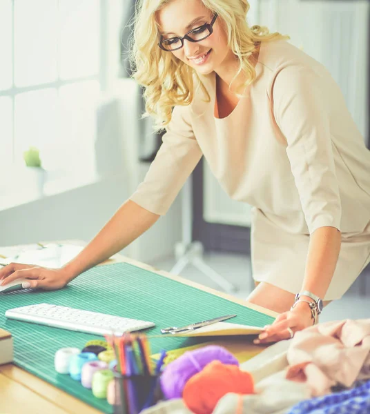 Diseñadora de moda mujer trabajando en sus diseños en el estudio —  Fotos de Stock