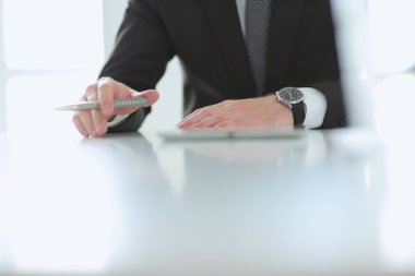 Ofisteki masasında oturan genç adamın portresi..