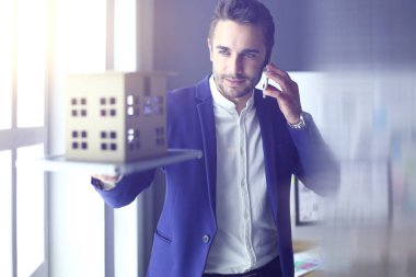 Ev minyatür Office el ayakta tutan işadamı.