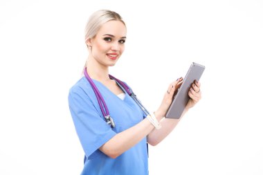 Dijital tablet kullanan ve beyaz arka planda duran bir kadın doktor. Kadın doktorlar.