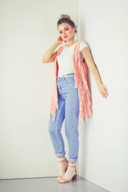 Çalışma odasında duran güzel bir kadın. Güzel kadın..