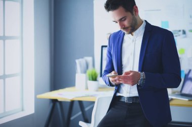 Genç tasarımcı ofisinde SMS yazma