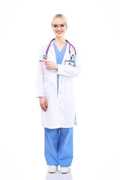 Portrait de femme médecin debout sur fond blanc isolé. Femme médecin. — Photo