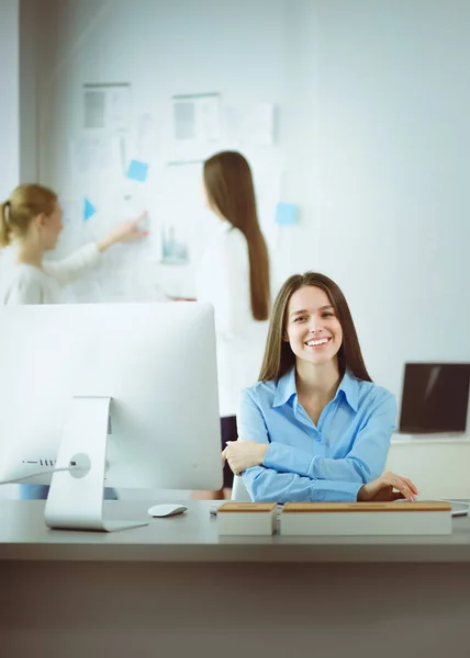 사무실에서 노트북에서 일 하는 매력적인 비즈니스 여자. 기업 들 — 스톡 사진
