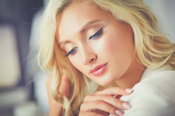 Beautiful young woman portrait ,sitting in office — Stock Photo, Image