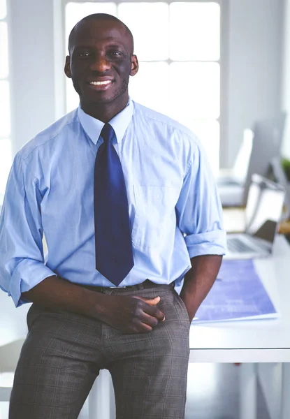 Retrato de um belo homem de negócios negro em pé no cargo — Fotografia de Stock