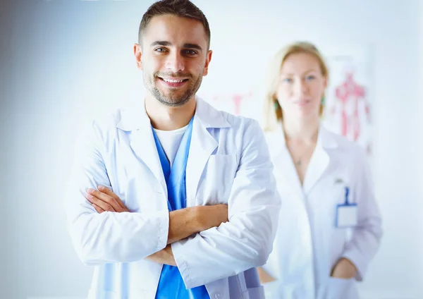 Retrato de médicos jóvenes y seguros de sí mismos en consultorio médico — Foto de Stock