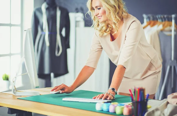 Modedesignerin arbeitet im Atelier an ihren Entwürfen — Stockfoto