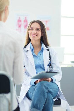 Doktor ve hasta masada otururken bir şey tartışıyorlar. İlaç ve sağlık hizmetleri kavramı