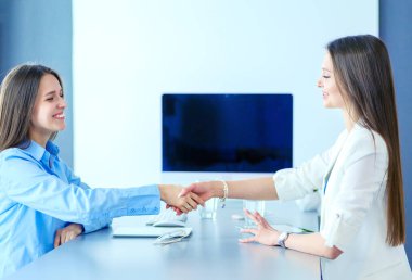 Ofisteki iki bayan meslektaşım masada oturuyor.