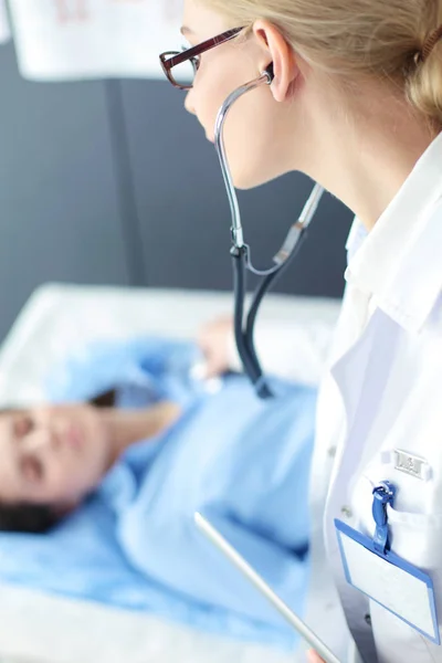 Doctor y paciente discutiendo algo mientras están sentados en la mesa. Concepto de medicina y salud — Foto de Stock