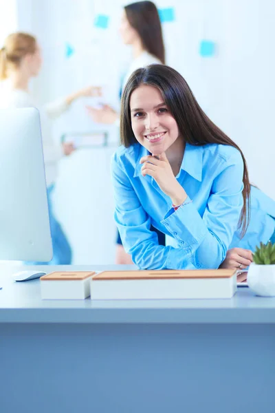 Привлекательная деловая женщина, работающая на ноутбуке в офисе. Бизнес-люди — стоковое фото