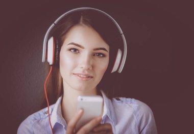 Katta oturan ve müzik dinleme genç mutlu kız