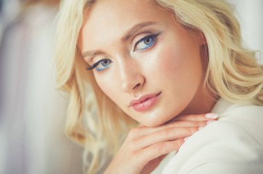 Güzel genç kadın ofiste oturma portre