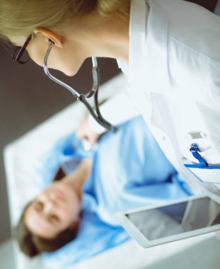 Doktor ve hasta masada otururken bir şey tartışıyorlar. İlaç ve sağlık hizmetleri kavramı