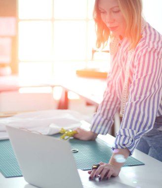 moda tasarımcısı olarak stüdyonun tasarımları üzerinde çalışıyor