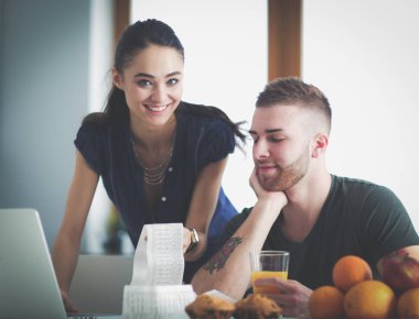 Çift evde mutfak içinde laptop ile onların fatura ödeme