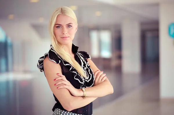 Una hermosa mujer rubia de negocios abre la puerta de la oficina . — Foto de Stock