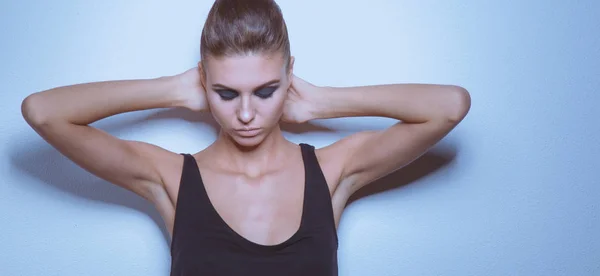 Retrato de una hermosa mujer con collar, aislado sobre fondo blanco. Retrato de una mujer hermosa. —  Fotos de Stock