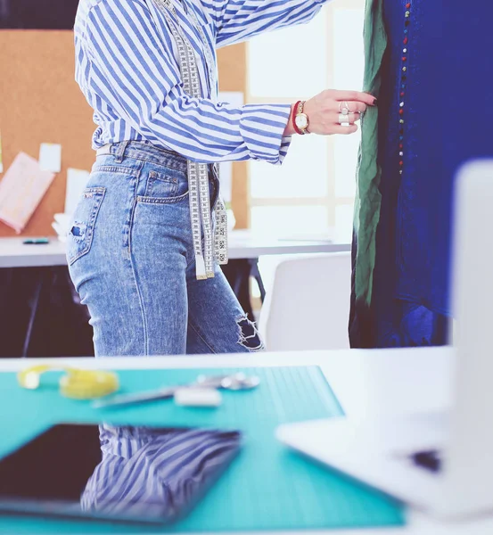 Stilista di moda che lavora sui suoi disegni in studio — Foto Stock