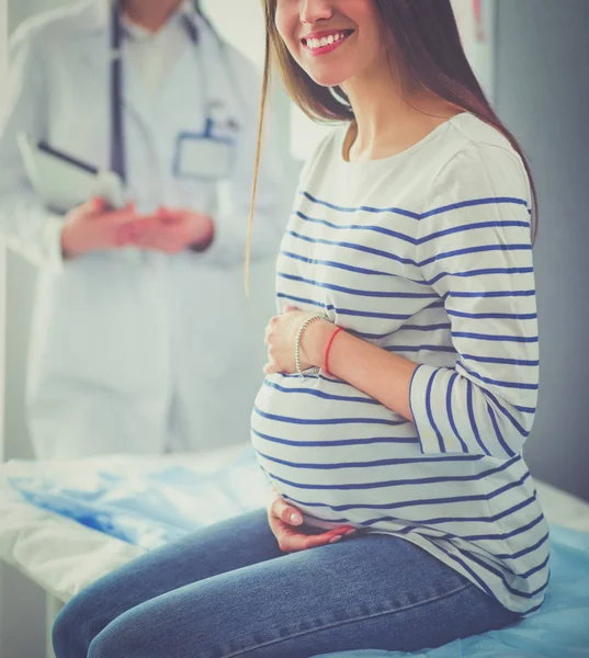 Bella donna incinta sorridente con il medico in ospedale — Foto Stock