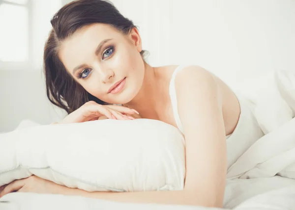 Jovem bela mulher deitada na cama. — Fotografia de Stock