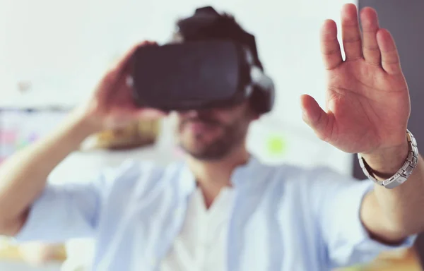 Joven programador de software masculino probando una nueva aplicación con gafas de realidad virtual 3d en la oficina . — Foto de Stock