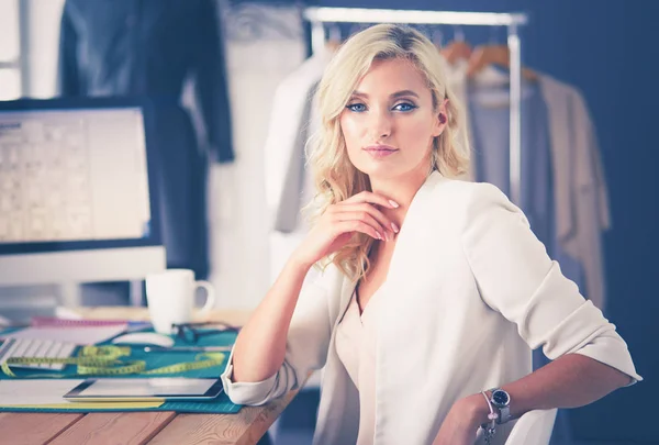 Diseñadora de moda mujer trabajando en sus diseños en el estudio. — Foto de Stock