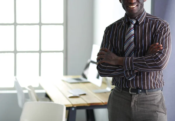 Retrato de un apuesto hombre de negocios negro de pie en el cargo — Foto de Stock