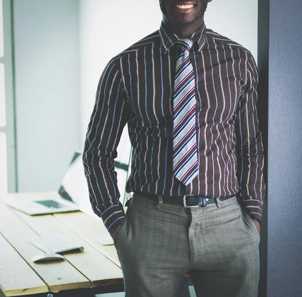 Retrato de un apuesto hombre de negocios negro de pie en el cargo —  Fotos de Stock