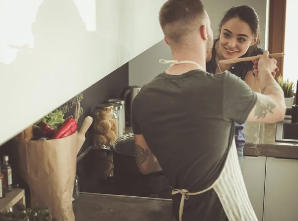 Paar koken samen in hun keuken thuis — Stockfoto