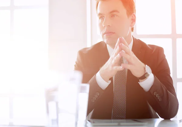 Portrait de jeune homme assis à son bureau dans le bureau. — Photo