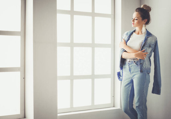 Красивая женщина стоит в кабинете. Красивая женщина.