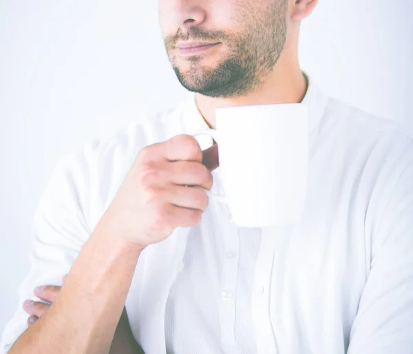 Junger Geschäftsmann trinkt eine Tasse Kaffee oder Tee — Stockfoto