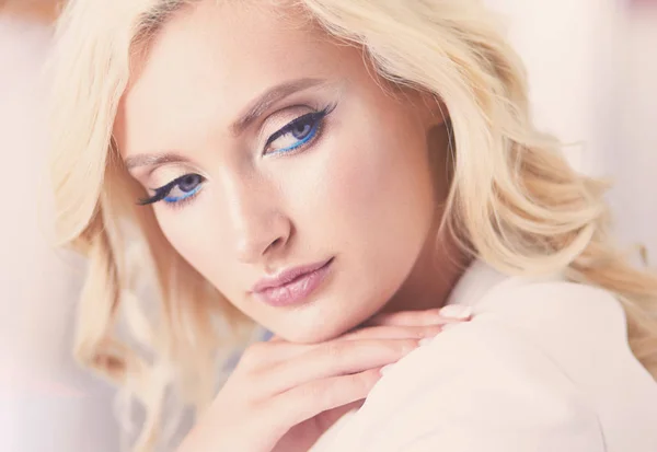 Beautiful young woman portrait , sitting in office. — Stock Photo, Image