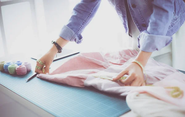 Mulher designer de moda trabalhando em seus projetos no estúdio — Fotografia de Stock