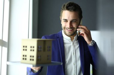 Ev minyatür Office el ayakta tutan işadamı.