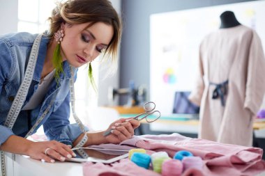 Moda Tasarımcısı kadın stüdyoda tasarımları ile iPad üzerinde