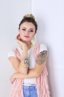 Çalışma odasında duran güzel bir kadın. Güzel kadın..