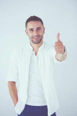 Genç iş adamı beyaz arka planda tek başına duruyor..