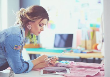 Moda Tasarımcısı kadın stüdyoda tasarımları ile iPad üzerinde