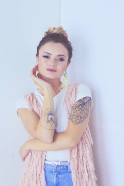 Çalışma odasında duran güzel bir kadın. Güzel kadın..