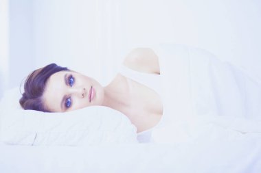 Genç ve güzel bir kadın yatakta yatıyor..