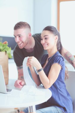 Çift evde mutfak içinde laptop ile onların fatura ödeme