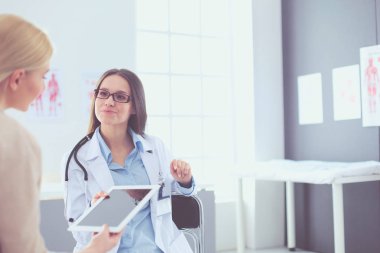 Doktor ve hasta masada otururken bir şey tartışıyorlar. İlaç ve sağlık hizmetleri kavramı