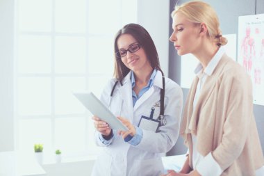 Doktor ve hasta masada otururken bir şey tartışıyorlar. İlaç ve sağlık hizmetleri kavramı