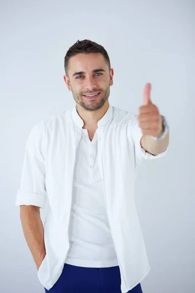 Junger Geschäftsmann steht isoliert auf weißem Hintergrund. — Stockfoto