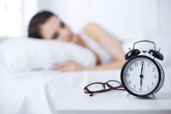 Young beautiful woman lying in bed. — Stock Photo, Image