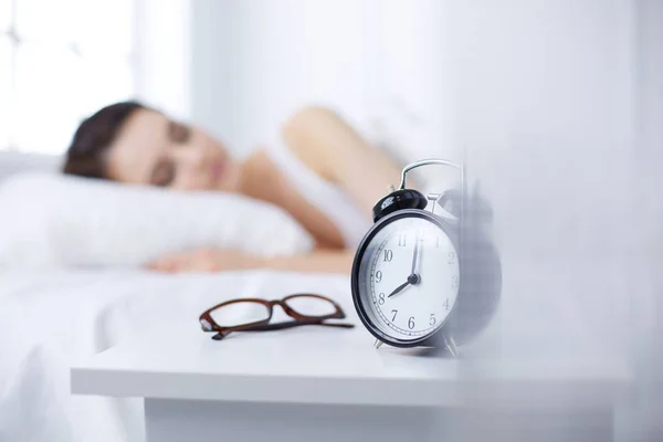 Young beautiful woman lying in bed. — Stock Photo, Image