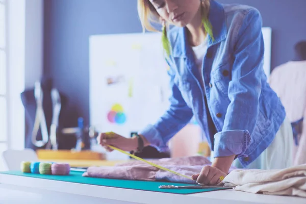 Diseñadora de moda mujer trabajando en sus diseños en el estudio —  Fotos de Stock